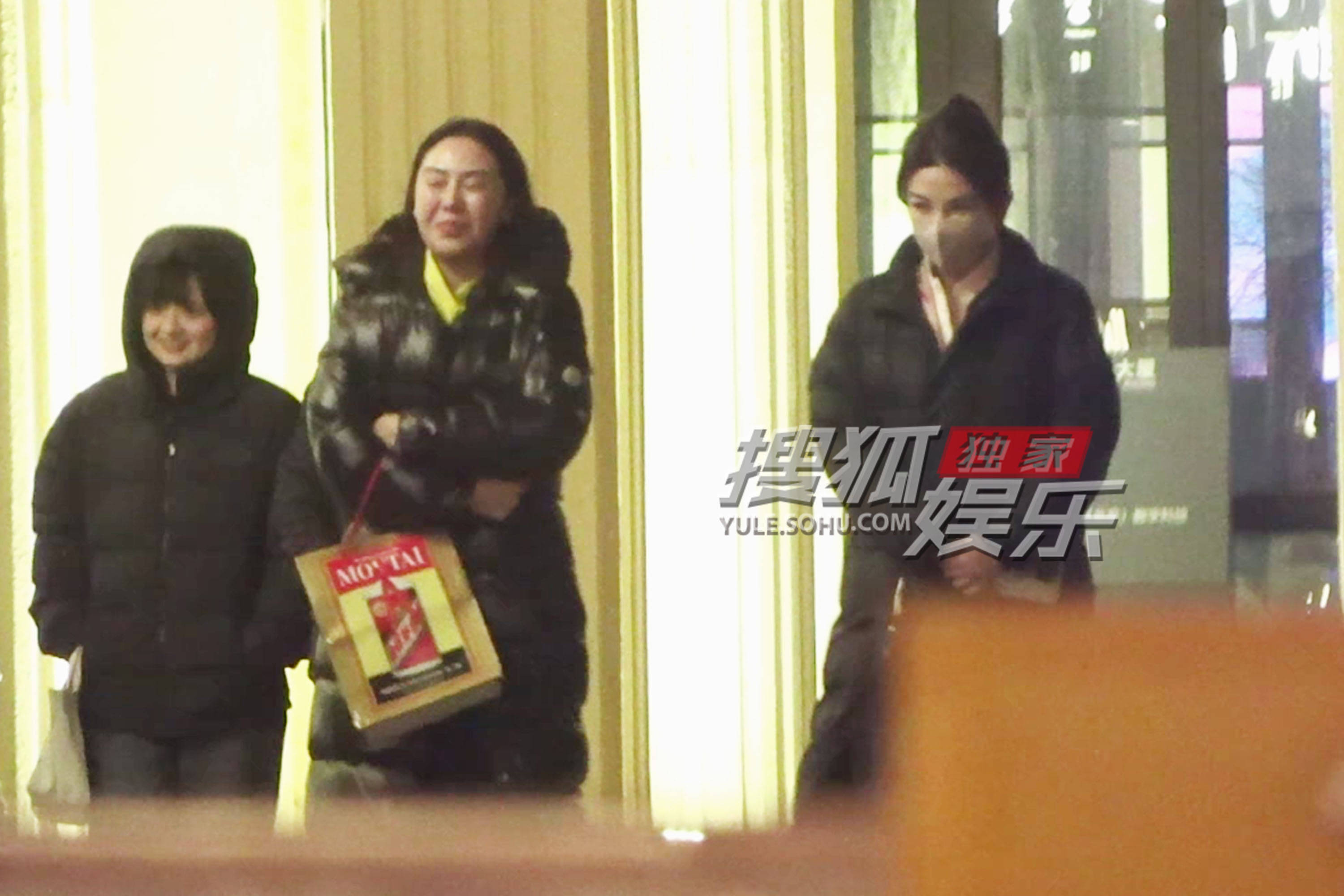 黄奕和朋友聚餐 简约盘发造型笑容温柔端庄大方