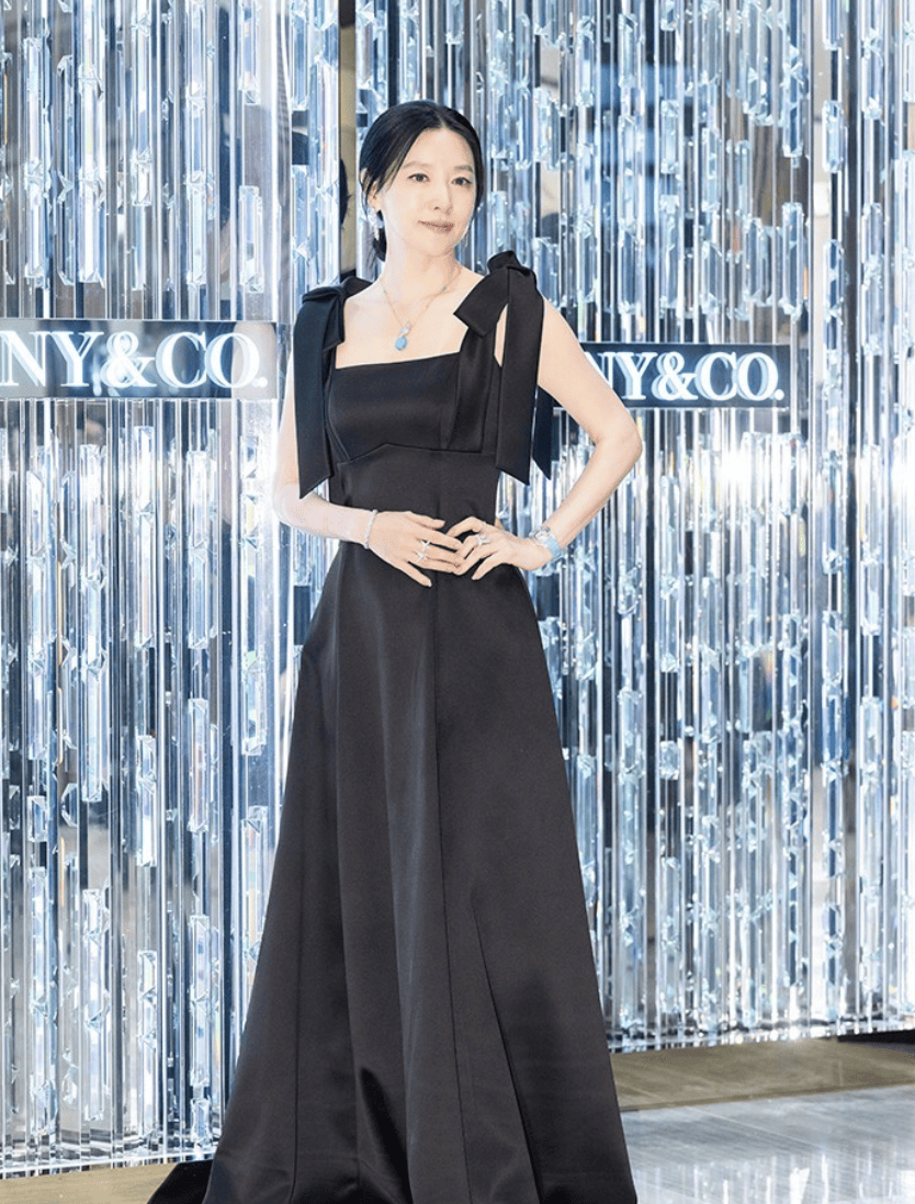 李英爱黑裙亮相身姿舒展 54岁状态优雅迷人