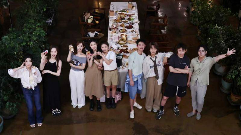 《逃离朝九晚五的恋爱》绘就职场人的爱情图鉴