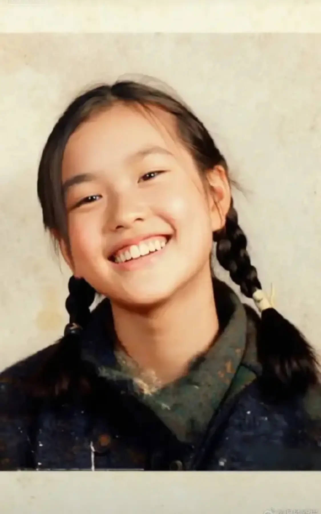 刘晓庆晒童年照追忆青春 扎双马尾甜笑娇憨可爱