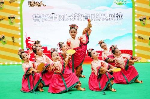 成都上演“小艺术家”才艺盛会 数百少年同台展风采