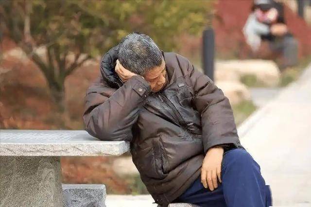 医生呼吁：最能加重糖尿病的行为，不是吃糖！而是频繁去做这3事