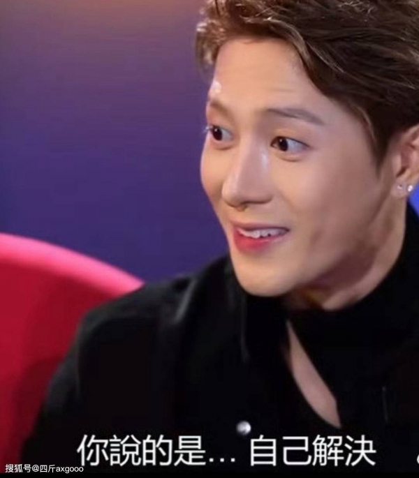 王嘉尔曝自己解决生理需求，女主持听完抿嘴笑，网友评论两极分化