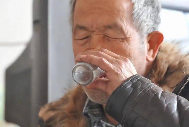 医生调查253名喝白酒的老人，惊讶发现：爱喝酒的人，背后有4原因
