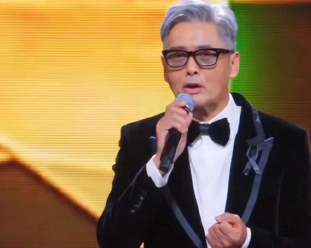 颁奖盛会不到24小时，争议一幕发生了，70岁周润发成众矢之的
