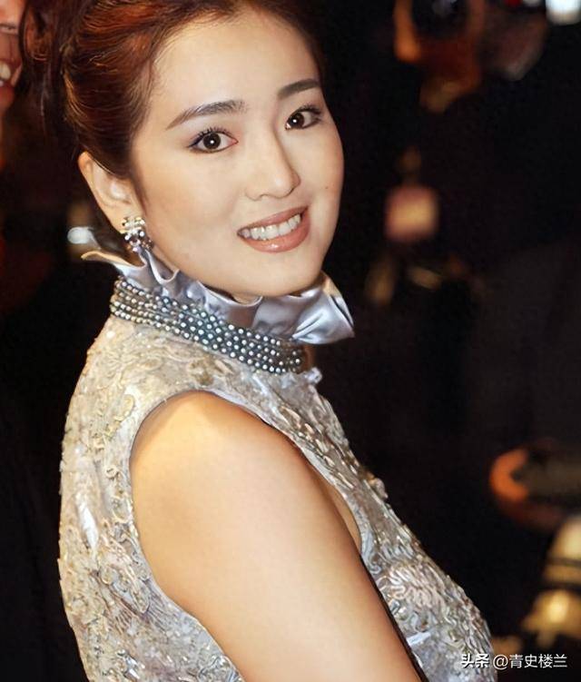 原创            事实证明！陪马克龙回国的巩俐，可能已经走上了另一条大道