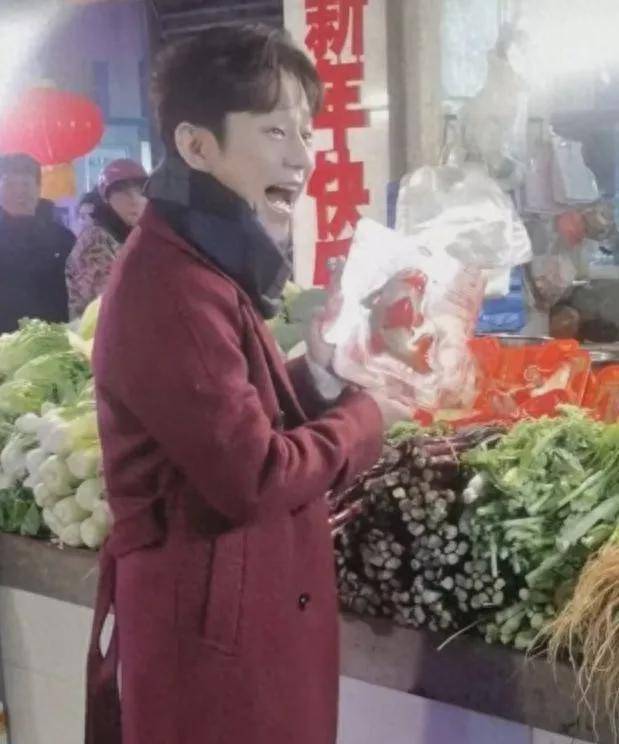 原创            何炅51岁无妻无子，保姆陪伴竟引发热议！背后真相是什么？