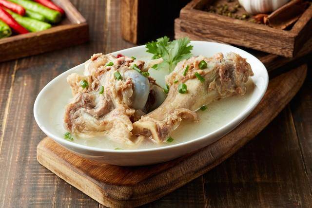 喝30碗骨头汤不如1口奶？2025科学补钙：告别以形补形，解锁新知