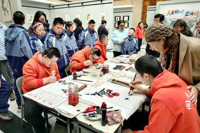 “灵墨绘心，星语传光”孤独症青少年艺术作品展开幕