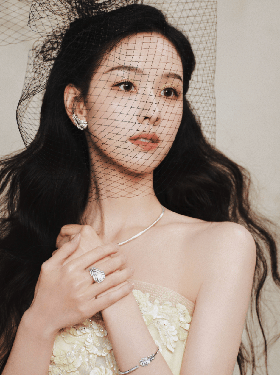 陈都灵穿香槟礼裙复古奢华 网纱头饰精致优雅