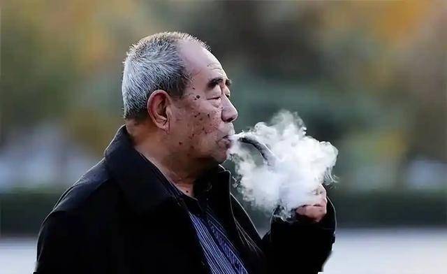 医生调查869名吸烟者，惊奇发现：易得肺癌的人，有这5个共性！