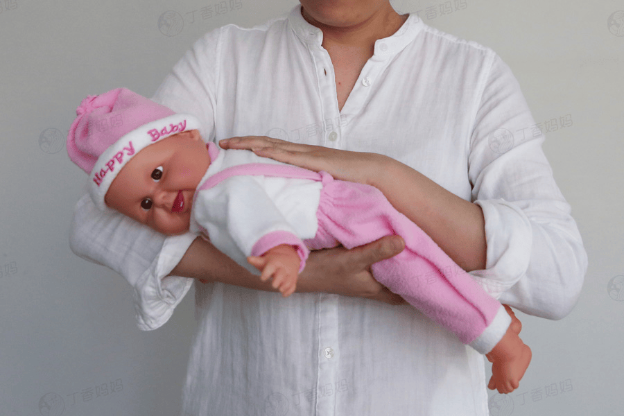 小婴儿哭闹不止，可能是肠绞痛，缓解方法看这里