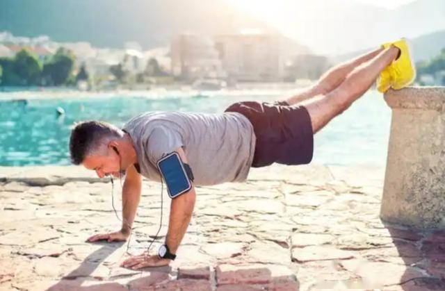 高血压还做俯卧撑？医生怒斥：血压高别做这3类运动了！