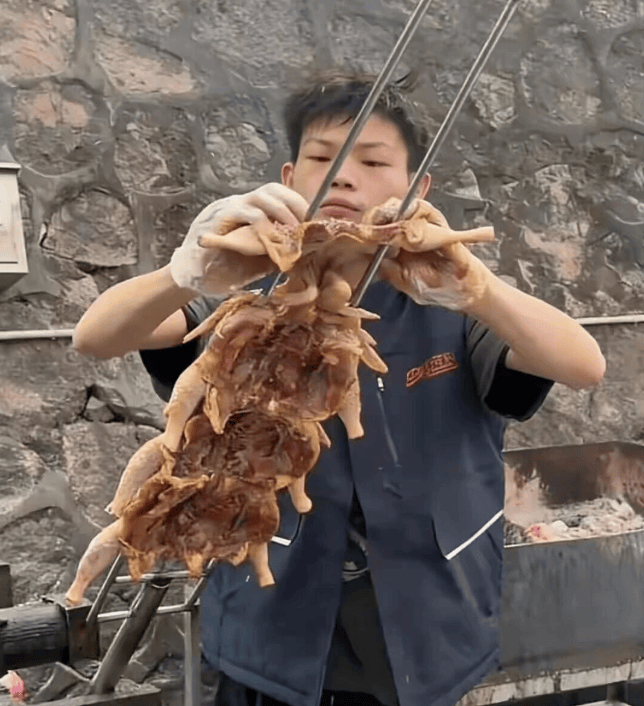 原创            走红不到一周，16岁烤鸡少年喜提迈巴赫？本人回应