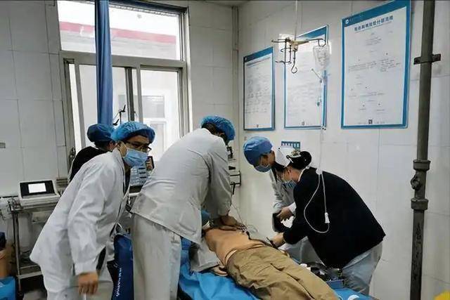 62岁大妈突发脑梗离世，医生苦劝：冬天再冷，也不要去做这4件事