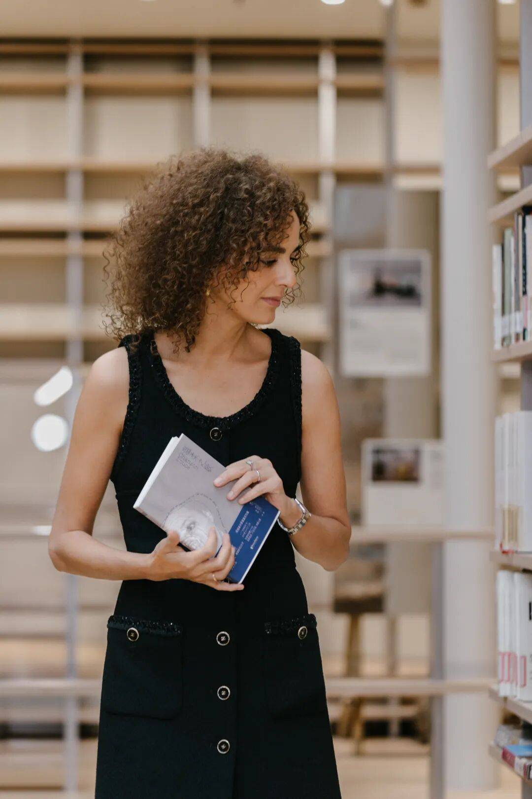 蕾拉·斯利玛尼：我希望自己快点变老，这样我能拥有更多的自由 | 新书上市