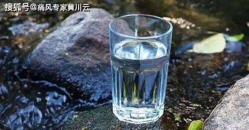尿酸高只喝白开水？医生提醒：这3种饮品才是降酸好帮手，比白开水更管用