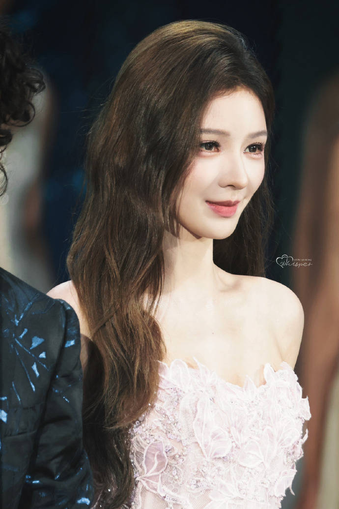 原创            张予曦穿粉色抹胸衣裙超美！曼妙身材纤细小蛮腰性感撩人