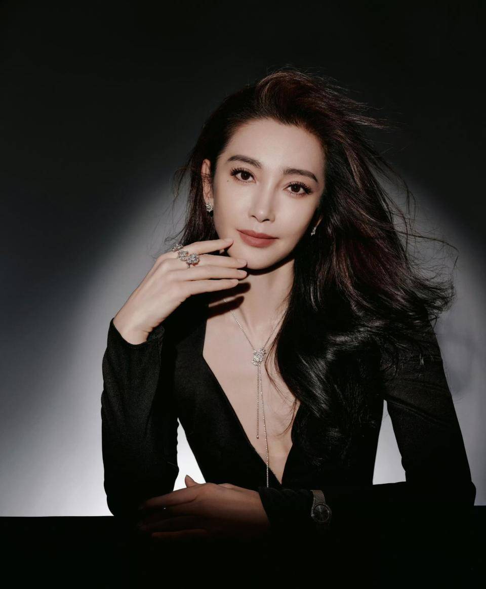 李冰冰出席珠宝展，黑色鱼尾礼裙搭配璀璨珠宝，优雅飒爽双双在线！