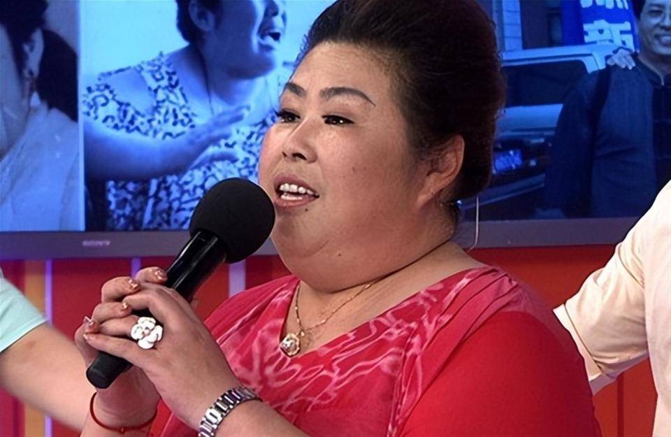 原创            霸气富婆董立范被曝已于2020年去世，电影名字画白框，立墓碑