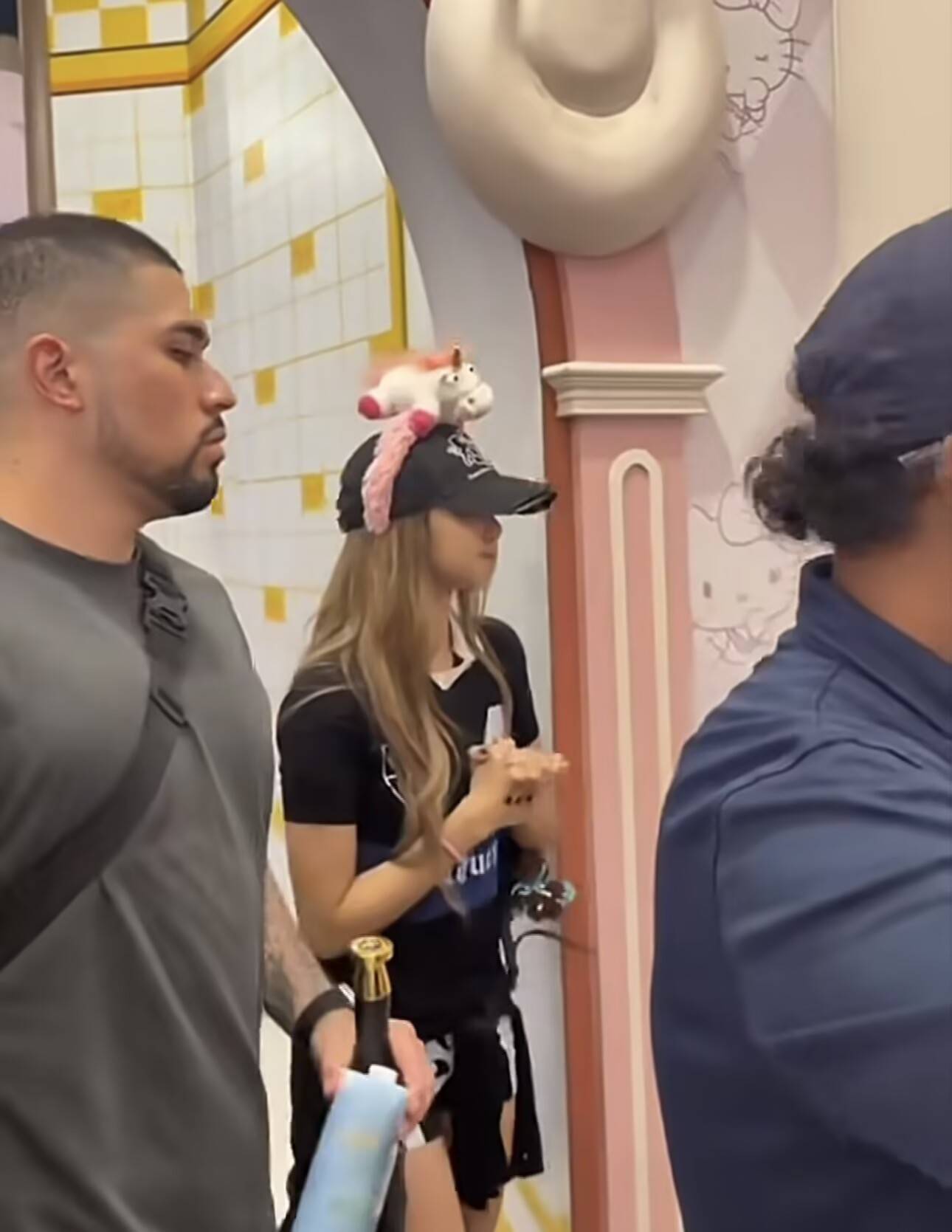 Lisa与Blue逛街被偶遇 好友互动自然大方