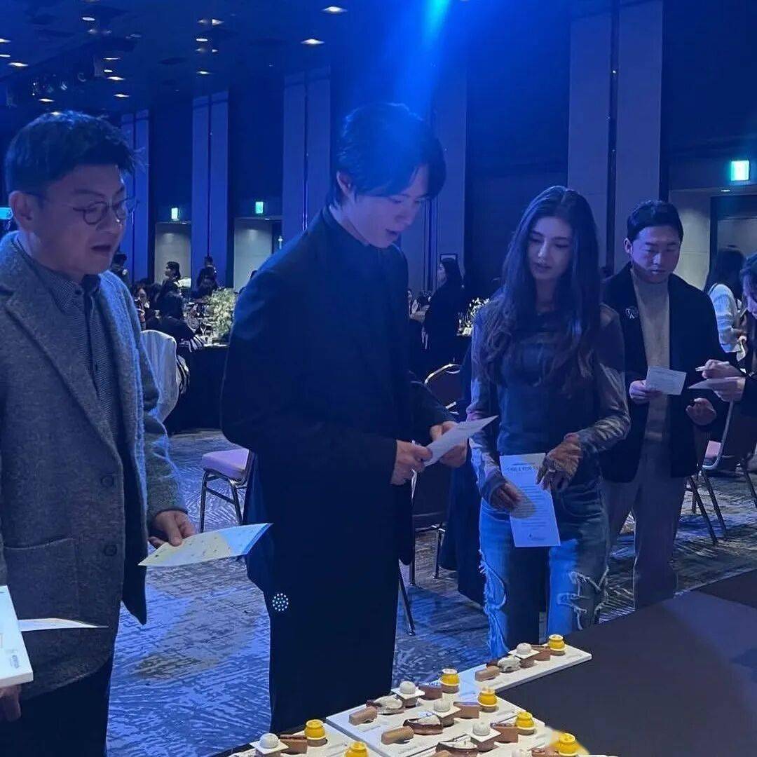 五代女团爱豆被质疑：她为什么总和这位32岁的人在一起？