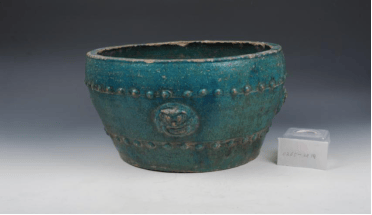 【文物鉴赏】明绿釉铺首乳钉纹鼓式陶盆