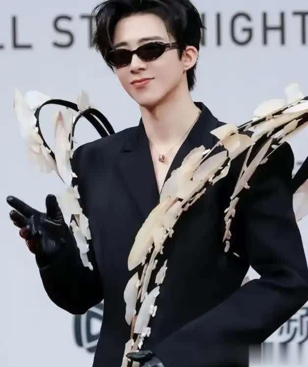 原创            笑麻了！刘宇宁红毯狂奔赶场，复刻《折腰》名场面超爆笑