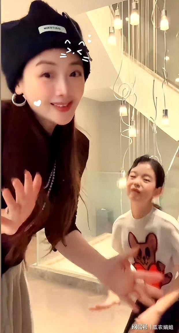 原创            小李琳晒俩女儿跳舞合影！大女儿有明星相，9岁年糕已是超模身材
