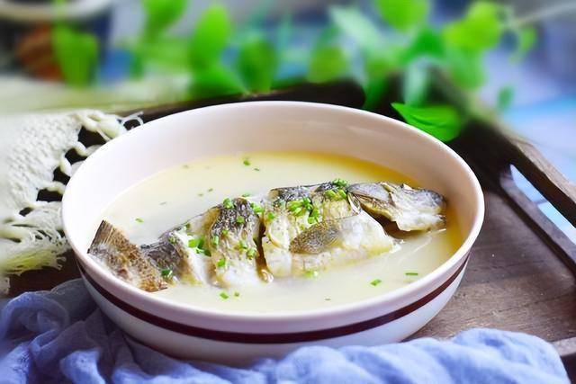 鲫鱼再次成为关注中心！医生提醒：胆固醇高吃鲫鱼时，多留意5点