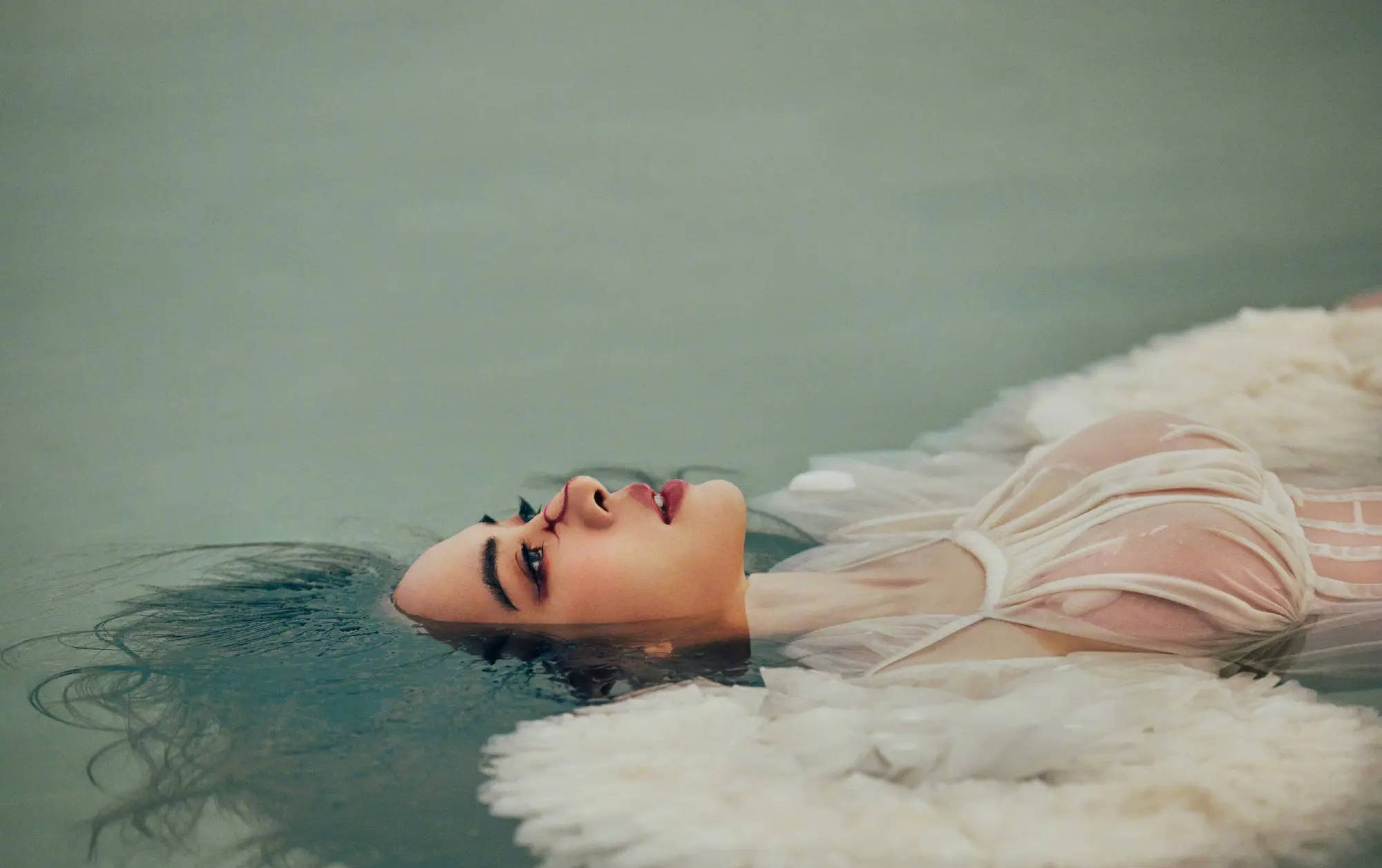 蔡依林上演“美人出浴”好性感！穿白色长裙勾勒曲线身材