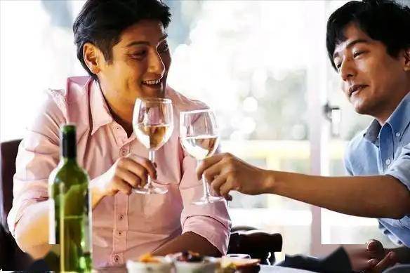 男性喝酒后，若频繁出现6大异常，证明已不适合喝酒，尽早戒酒