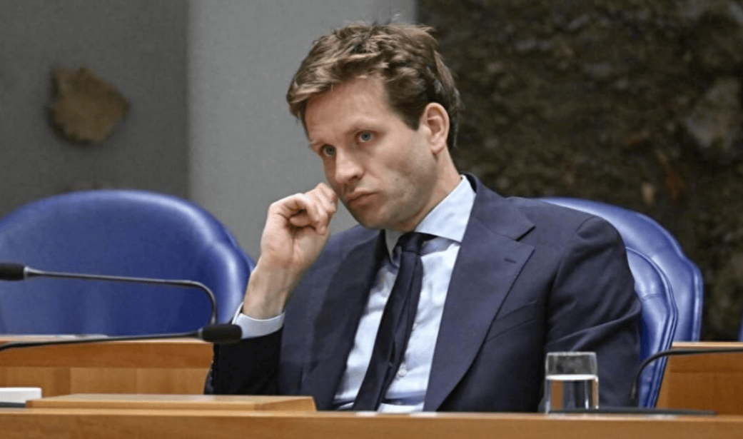 荷兰大臣对中国反悔了，宣布取消访华之行，还指望中方重新安排