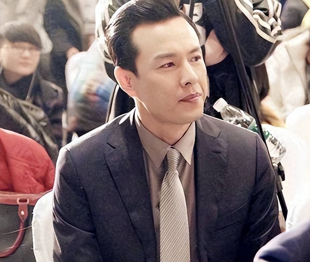 原创            他因太穷被女友嫌弃，一气之下娶了普通女老师，如今49岁终于火了