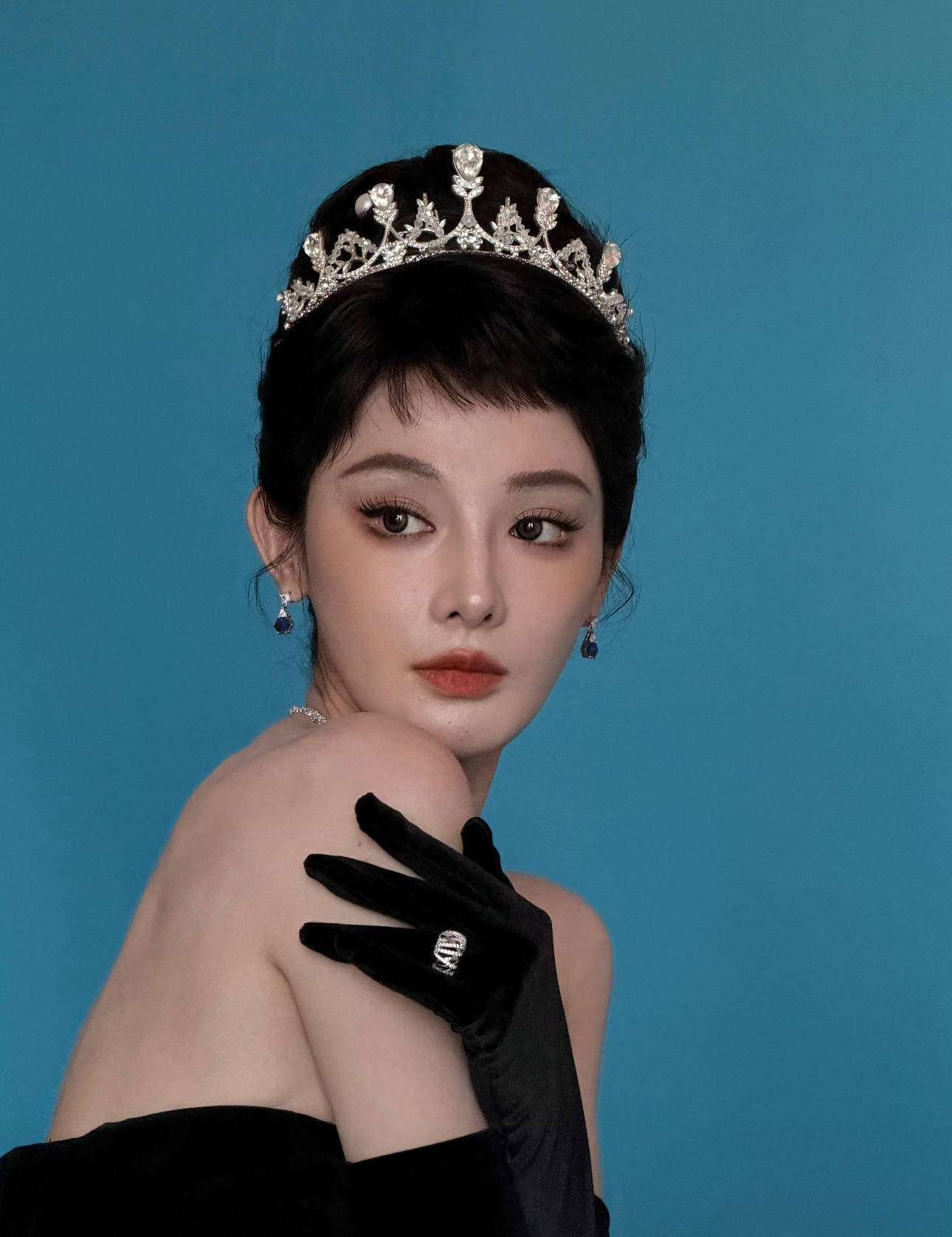 彭小苒着黑丝绒裙戴皇冠 造型贵气精致超吸睛