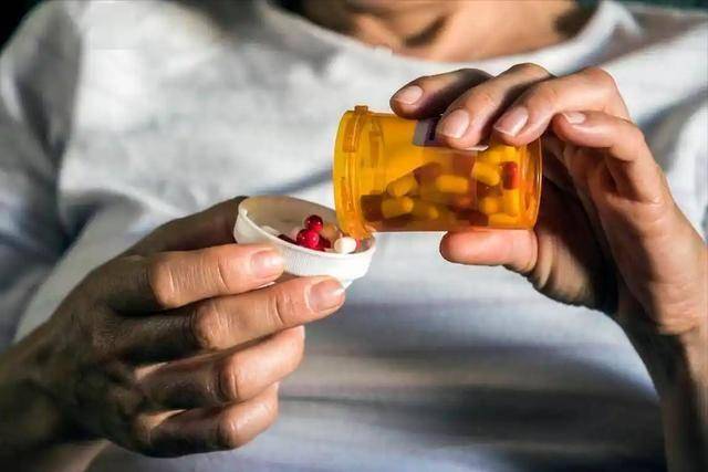 吃他汀不能喝一滴酒？专家：吃他汀还喝酒，5个后果可能承担不起