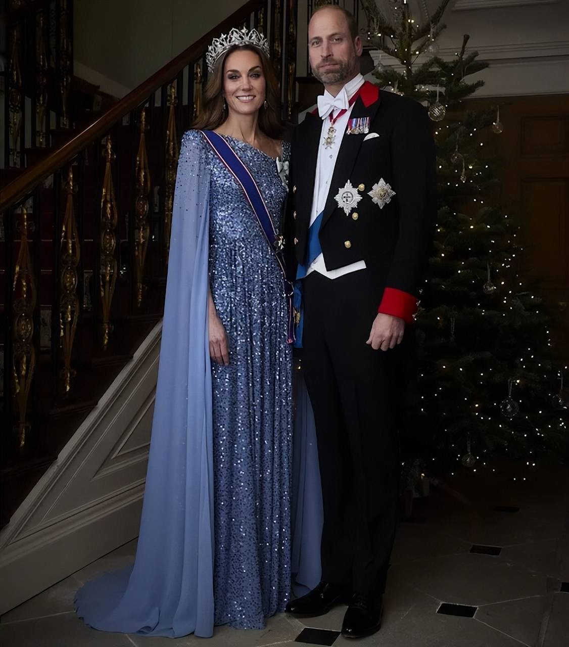 凯特王妃在国宴上惊艳了！新皇冠配大波浪卷发，钻石斗篷裙太仙了