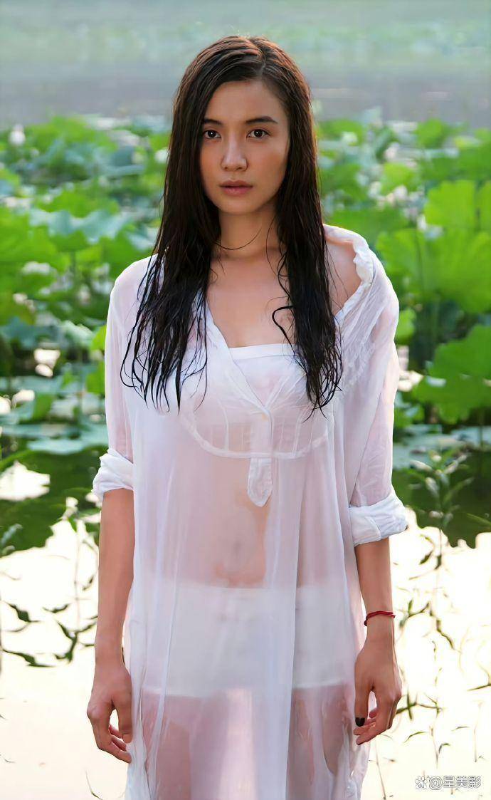 宋佳早期湿身写真，性感魅力的自然展现