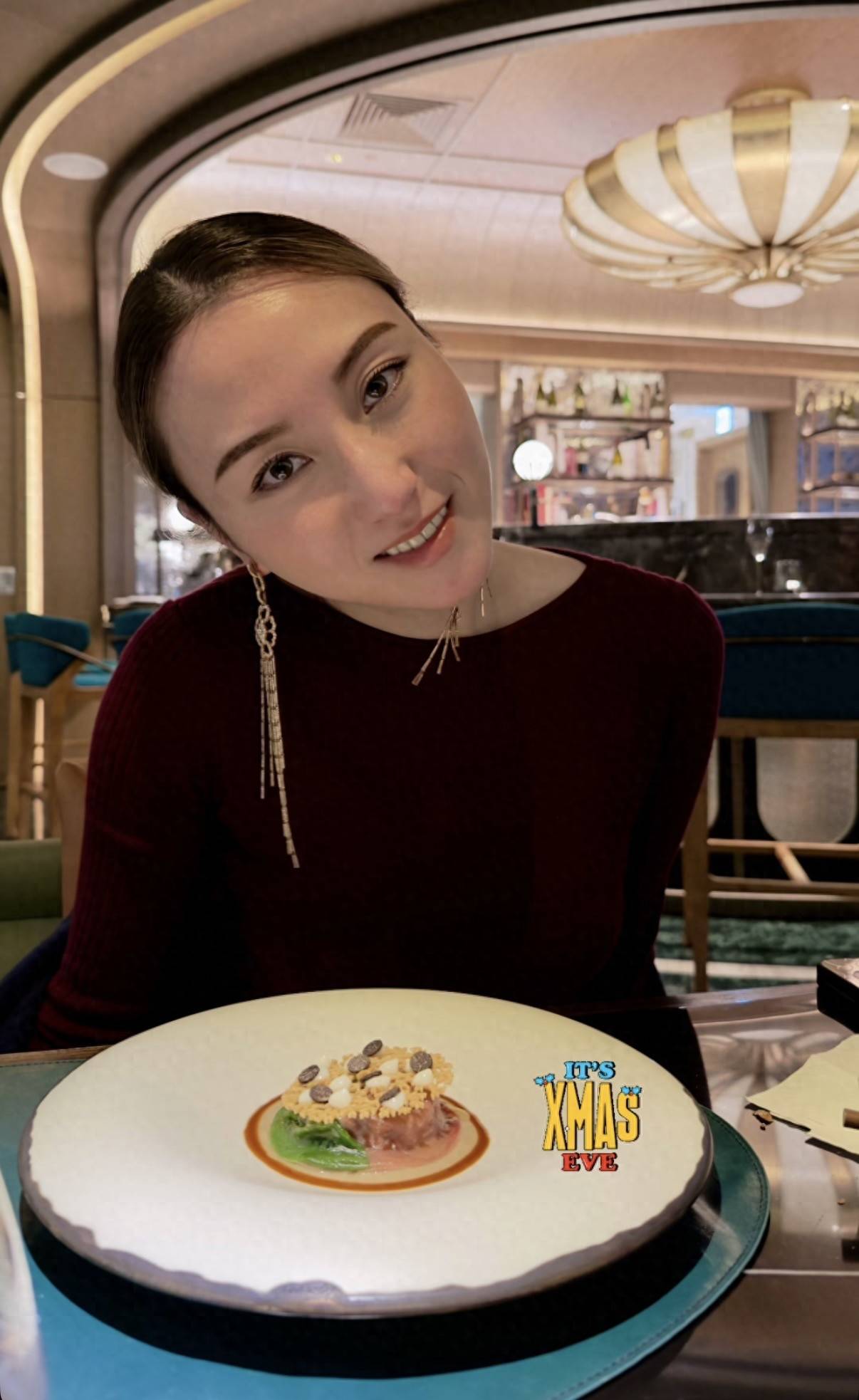 原创            何超云平安夜盛装赴约，穿酒红色长裙明艳动人，被曝交往了新男友