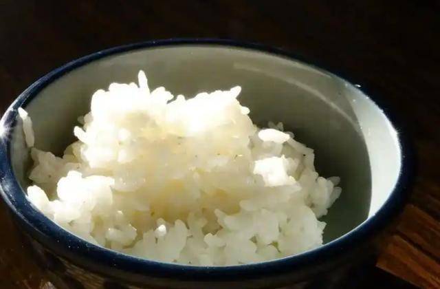 有糖尿病的人，少吃半碗米面，吃不饱咋办？一个方法可弥补