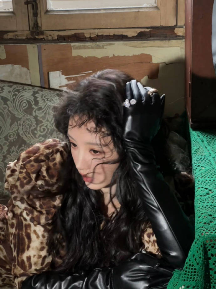 田曦薇卷发气场炸屏！气质直逼 5 层楼高。