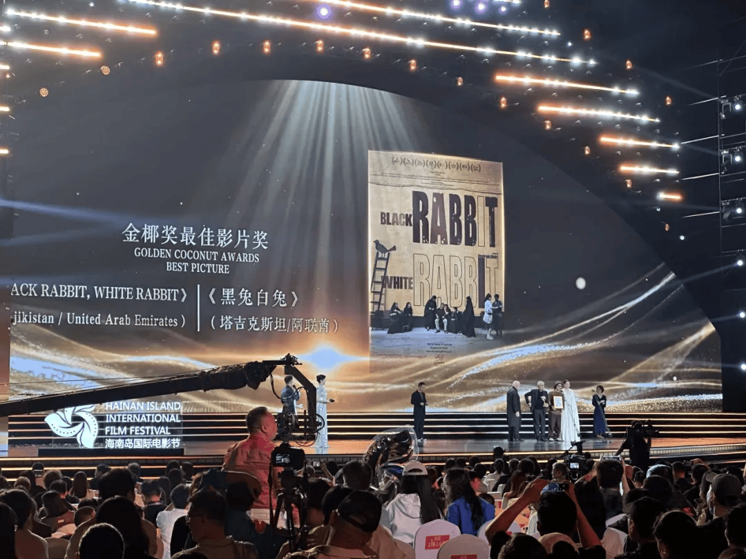 第七届海影节揭晓“金椰”，导演李鸿其获奖哽咽致谢爱人