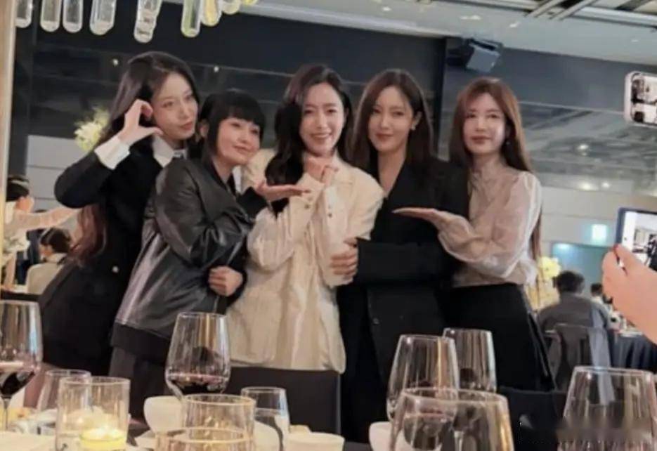 原创            T-ara成员“合体”庆祝咸恩静婚礼，唯独现居迪拜的素妍缺席了