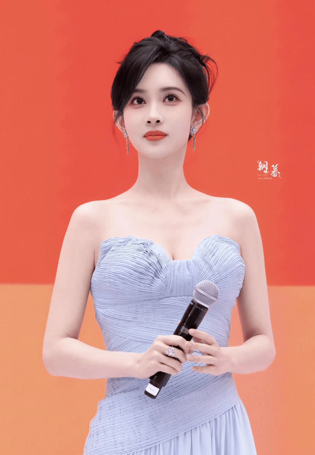 孟子义超美写真露出事业线！大秀魔鬼身材性感火辣