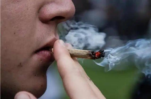 医生发现：男性若长期不吸烟，用不了半年，身体或出现这5个改变