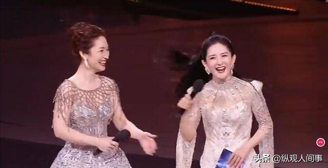 原创            谢娜主持央视晚会：差点抢话蓝羽紧张到爆青筋，尬笑拍肩、站不稳