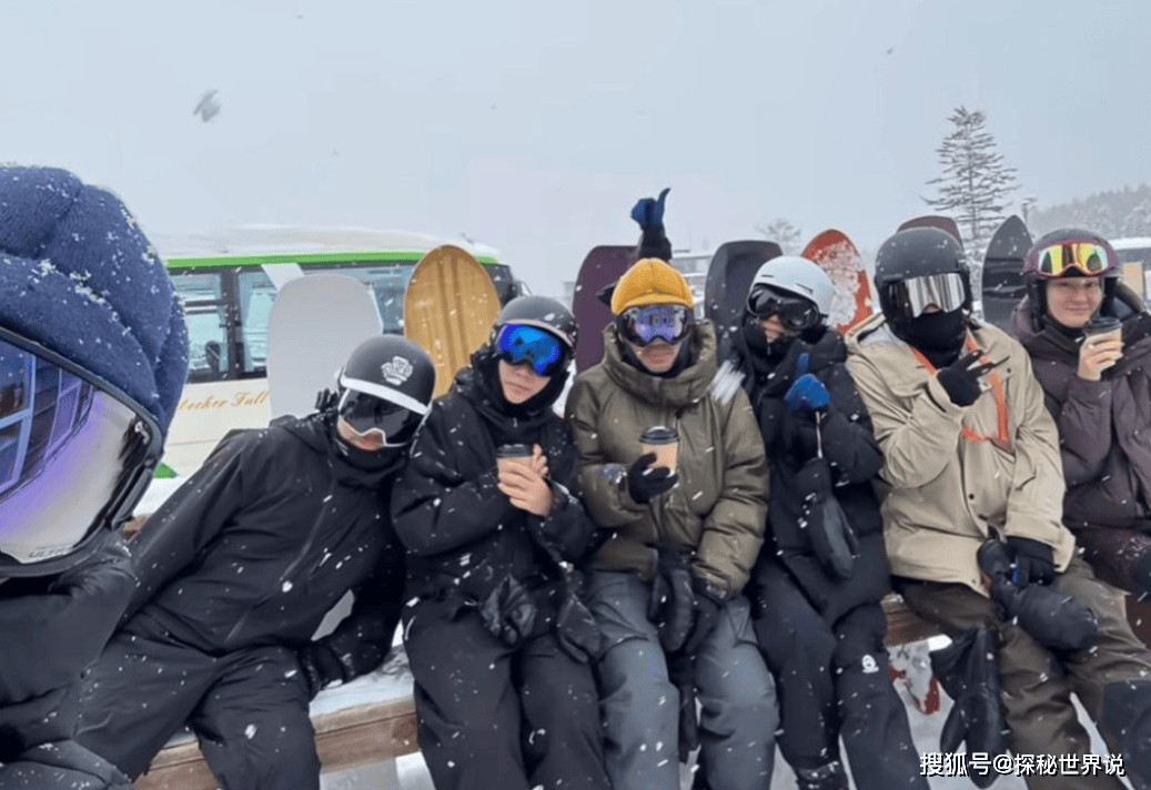 梁朝伟王菲日本滑雪亲密同框！刘嘉玲夫妇在场，谢霆锋未至留悬念