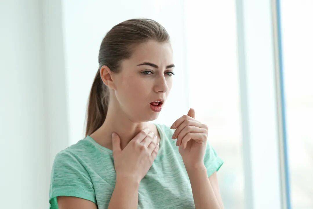 【热点】为啥感冒总先喉咙疼？这样做把它"压下去"！