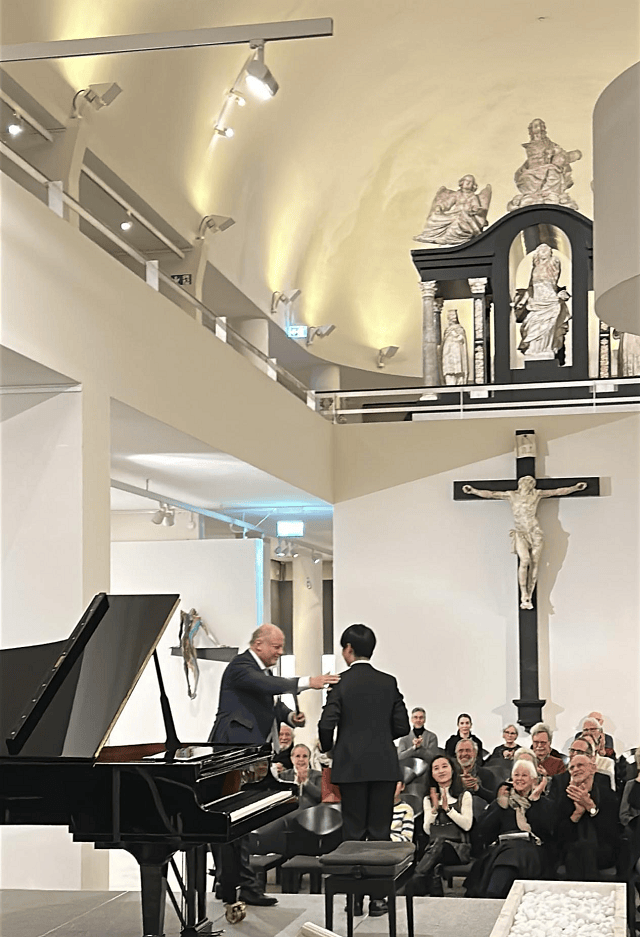 指尖跃动中国音 11岁钢琴少年周祺闰惊艳德国音乐舞台