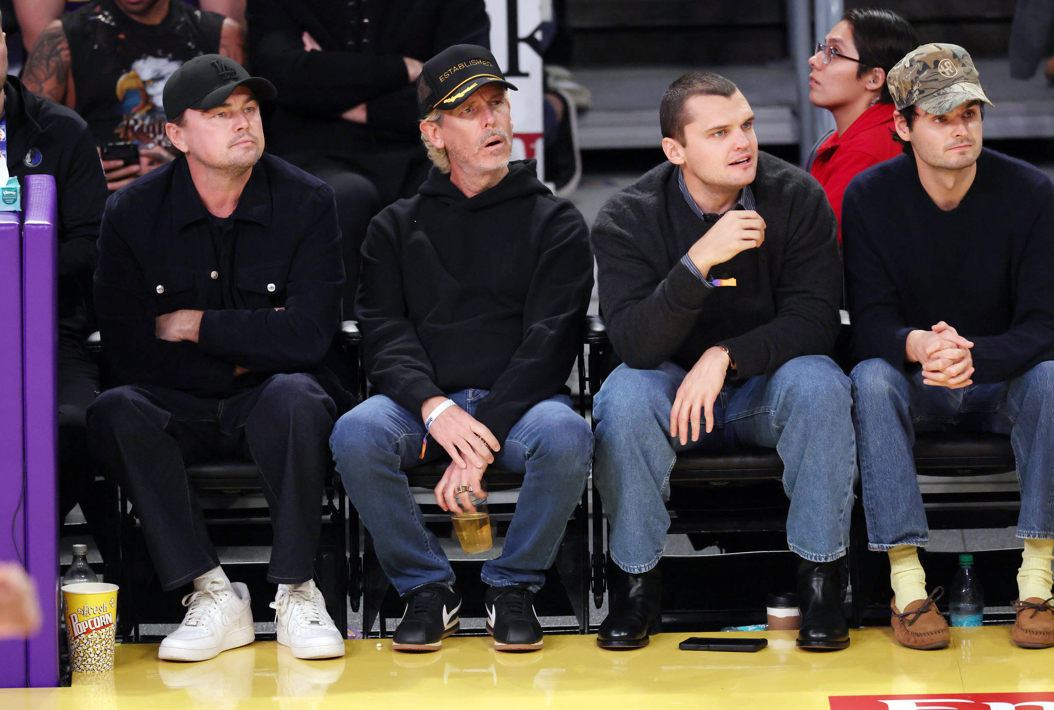 “小李子”观看NBA比赛 台下与好友交流赛况